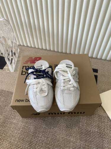Miumiu X New Balance Nb530 半拖鞋 情侣款 Miu Miu X New Balance 经典nb530运动鞋中汲取灵感，推出了自己的迭