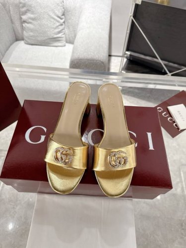 Gucci 2025春夏新款双G钻扣露趾高跟凉拖鞋每个细节皆经过精心细致打造，巧妙运用圆头和粗跟等设计元素演绎时尚复古风范。典藏的双G镶钻扣细节令人联想起品牌的