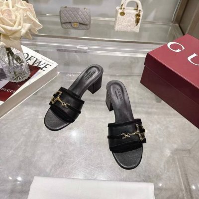 3453-2 黑 35-41 这款女士凉拖搭配饰经典马衔扣细节金色调配件，尽显别样魅力。采用精致绒面材质打造，设计融合传统灵感与现代百搭风格，优雅点缀暖季造型。