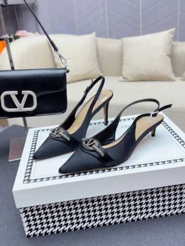 顶级版-真皮底VALENTINO 最新V Logo SIGNATURE水晶钻扣后带高跟鞋2o2早春新款上市 出厂价 ──────面料：进口贴膜羊皮 细腻真丝布