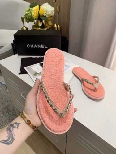 冲量价: Chanel 春季新款 牛仔 链条人字拖鞋 首发这个鞋我真心的心动 第一眼[惊讶]看到就喜欢，颜色清晰又仙气 而且有Chanel 家的经典元素链条搭配