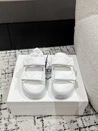 顶级版本PRADA 25 普拉达 厚底魔术贴两带凉鞋 半拖厚底魔术贴凉鞋 酷感当道 这双魔术贴凉鞋必须C位 绗缝皮革质感上乘 利落搭带设计 不仅是行走的时尚单品 - 点击图像关闭