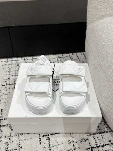 顶级版本PRADA 25 普拉达 厚底魔术贴两带凉鞋 半拖厚底魔术贴凉鞋 酷感当道 这双魔术贴凉鞋必须C位 绗缝皮革质感上乘 利落搭带设计 不仅是行走的时尚单品