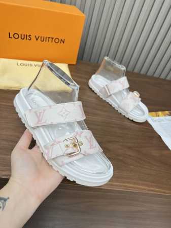 louis Vuitton路易威登多色可选新款拖鞋火爆上市 1:1高级定制 秒杀一切仿品 原版开模Logo装饰 既时尚又美观 面料:小牛皮 内里羊皮 精美原版鞋 - 点击图像关闭