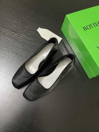 BOTTEGA VENET* 将温柔与精致完美融合。柔软马毛材质，触感细腻，上脚尽显优雅气质。简约的方头设计，经典又不失时尚感，无论是漫步街头还是出入精致场合， - 点击图像关闭
