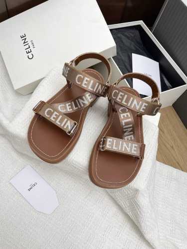 Celine 赛琳 24 春夏新款粗跟拖鞋 这一季的赛琳真的是开了挂 太有特色了 今年必须要入手一双Celing 拖鞋 复古风经典款 超级百搭 简单大气 无论裙
