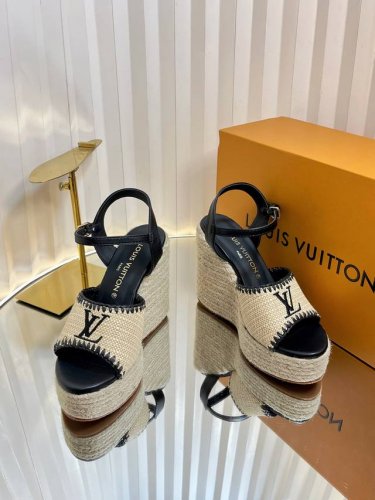 Lv 路易威登 25春夏新款 顶级版本原版一致 专柜主打最新款 Lv X Tm村上隆联名款麻绳坡跟凉鞋 硬货上新 代购级别 高级感十足 国内外博主刷爆的一款 复