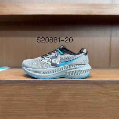 纯原 Saucony Triumph 21索康尼胜利21代旗舰级缓震型跑鞋 性能相比前几代再升级：鞋面采用全新升级的工学网设计 贴合脚部更透气 中底部分使用最新