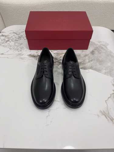 valentino华伦天奴新款男士乐福鞋 品牌Logo装饰设计 时尚休闲皮鞋 这款乐福鞋采用进口牛皮鞋面 内里本染小牛皮 小牛皮鞋垫 上脚柔软舒适透气 配原盒全