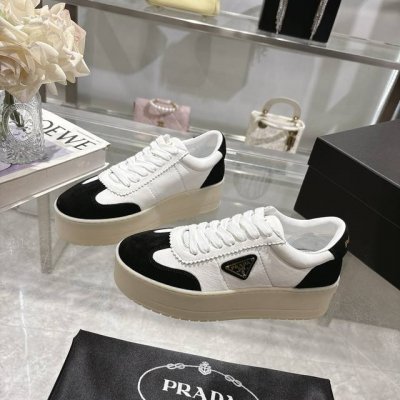prada普拉达 25新款 厚底 休闲运动鞋 这款运动鞋延续经久不衰的轮廓，是新款经典单品。采用皮革精心制作， 提升格调。款式轻盈，搭配三角扣标志加5Cm厚底，