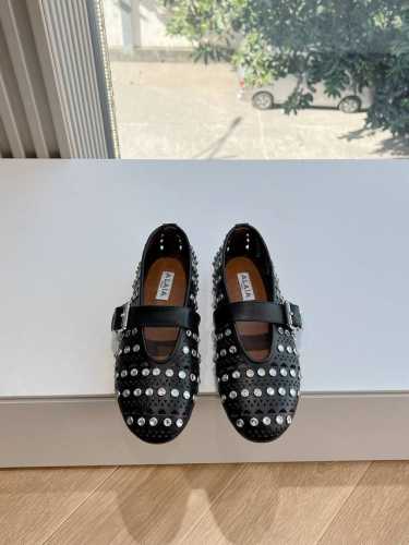 原版购入法国一线奢侈品牌Alaia 阿莱亚2025法式仙女芭蕾舞平底跳舞鞋，Alaia品牌源自其创始人，Azzedine Alaia是上世纪80 年代“超紧身性