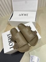 女 男 p Loewe Ss24 New Arrival l家24春夏水台拖鞋 鞋底造型很别致呀 舒适度漏眼可见 小牛皮鞋面 包裹水台的也是同种牛皮 非常舒适养