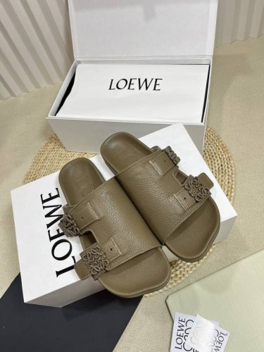 女 男 p Loewe Ss24 New Arrival l家24春夏水台拖鞋 鞋底造型很别致呀 舒适度漏眼可见 小牛皮鞋面 包裹水台的也是同种牛皮 非常舒适养
