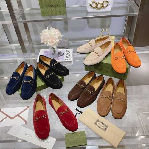 1819-10卡其羊猄￥ P340 35-41 41定Gucci Jordaan系列是品牌新款马衔扣乐福鞋，鞋型修长，装饰马衔扣。 卡其色皮革 马衔扣细节 造型