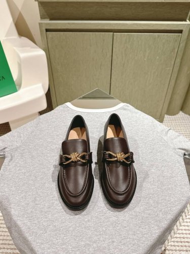 Bottega Venet* 皮质编扣 女士Astaire乐福鞋 原版一比一做法 一致五金 当今流行的又一趋势 天花板啦 3色百搭 精致平底 包裹面料 同色跟皮