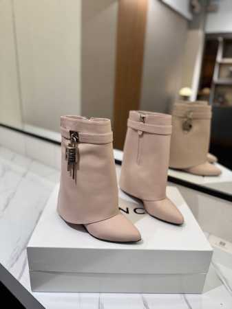 专柜正品级定制版本 GIVENCHY0 新款高跟长靴，市面最高版本 纪梵希 锁扣 风靡整个时尚圈 原版开发鞋型超级正 最高还原度鞋型 包裹性非常好 显瘦 显高级 - 点击图像关闭