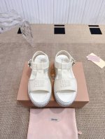 Miumiu 缪缪厚底凉鞋 这一季的Miumiu女士凉鞋 是写给足尖的情诗 原版进口面料如云朵般轻盈 搭配**立体刺绣Miumiu logo** 每一针都是高定