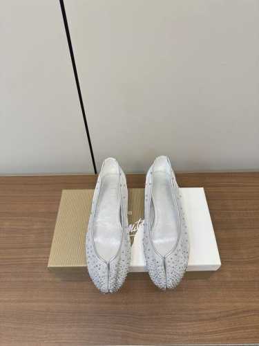 cl× Mm6 ｜马吉拉联名款平底分趾鞋烫钻款 Christianlorbortin和Maisonmargiela25Ss新款联名分趾平底鞋即高定又时尚！Bri