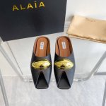 Alaia 24Ss春夏新款法式仙女鱼嘴金属扣平底拖鞋 原版购入法国一线奢侈品牌Alaia品牌源自其创始人 Azzedine Alaia是上世纪80 年代 超紧