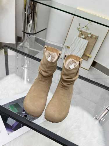 ugg.今年真的鲨疯了 堆堆勃肯褶皱短靴韩版复古软fufu雪地靴 选用优质的材料，内里垫脚羊毛确保毛靴的保暖性和耐久性靴筒堆堆褶皱巨显瘦无论是搭配紧身牛