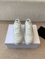 CELINE思琳赛琳 厚底 小白鞋 鞋后帮和侧面压印CELINE标志厚底面包鞋2025春夏新款 凯旋门徽标系带 简单舒服，干净利落，增高显腿细无论是单穿还是搭配