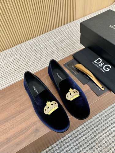 D&G Ariosto系列莫卡辛便鞋 绒面男士乐福鞋皮鞋 以全新版本创意呈现。电脑绣花D G皇冠Logo标志性图案装饰别具一格。 风格优雅考究，鞋面电绣皇冠徽标