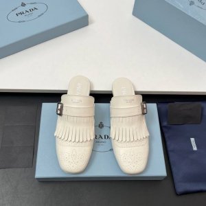 工厂价 顶级品质！Prada 25ss 普拉达走秀款复古布洛克雕花皮鞋系列25年专柜走秀款 复古感时髦满满 随意百搭 时尚休闲 独到味道 轻松驾驭 休闲时髦 两