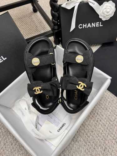 新版面！高版本！Chanel 202点新色魔术贴凉鞋版面！ 所有的颜色我家都有！！鞋面进口面料，垫脚内里羊皮，多层真皮大底。 均配专柜顶级包装！ Size:35