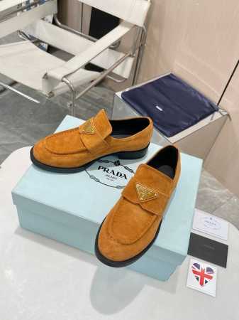 顶级版本Prada2054最新款普拉达新款一脚蹬乐福鞋！真的是经典啊！ 顶奢潮流风范，演绎都市精英 设计彰显功能性与科技感 新颖压花橡胶三角形徽标展现品牌标志性 - 点击图像关闭