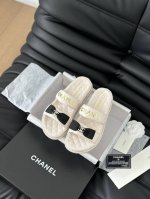 Chanel 新款蝴蝶纽扣拖鞋！ 这一季的蜜儿拖上脚太好看了 上脚巨显细长 灰常滴高级！ 鞋面小羊皮 内里羊皮 Size:35-39 其他码数定做