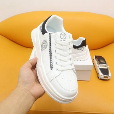工厂价： 全球抢购中 市场领先款 最高品质 范思哲versace ～独领风骚 2024经典低帮懒人款，瓦莎琪压花纹 鞋面logo更是重金精心打造 材料：进口头层