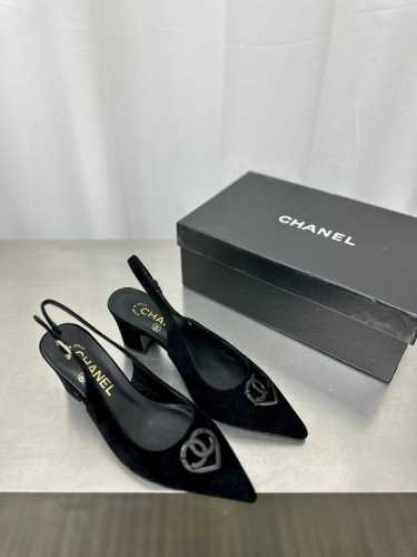 CHANE*L 小香25ss新款 爱心logo后空凉鞋小清新风带点贵气的感觉，上脚非常完美，穿搭配上此鞋，优雅大方。整个系列都充满了令人兴奋和意外的元素结合，不