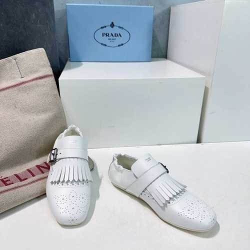 高品质出厂单鞋 ！Prada 普拉达 25春夏走秀新款布洛克雕花流苏复古乐福鞋单鞋拖鞋系列这款鞋履着意呈现经典与复古格调，兼具阳刚气质与柔美风情，形成二元对比，