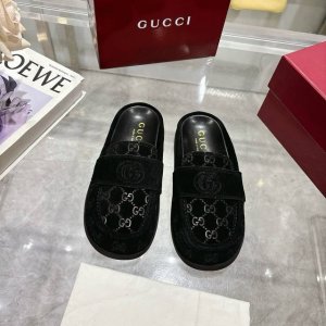有双 G 标志的女式穆勒鞋包头拖鞋 这款多功能设计结合了品牌的传统与现代感，展示了一个压印的双G标志，增添了一丝标志感。采用Gg麂皮制成，这双穆勒鞋提供了一种流
