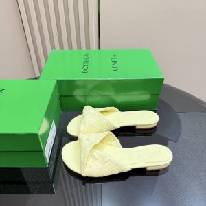 Bottega Venet* 编织： 最新最经典编织高跟凉鞋！ins&小红书巨多网红明星上身！上脚超性感！真的太美了！这款哑光的鞋面超有高级感！高级穿着又仙女简