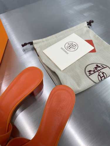 爱马仕 HerméS 经典 工 字拖 高品 方跟 款式经典 简约 此款主要对比的就是工艺 品质 爱马仕 HerméS 夏天开始不一样的夏天生活 爱马仕Hermé