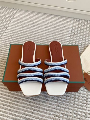 批 代购级 Loro Piana Lp Sprightly Charms系列凉拖鞋 罗马凉鞋 Sprightly Charms 凉鞋 以方形鞋头和鞋跟展现全新创