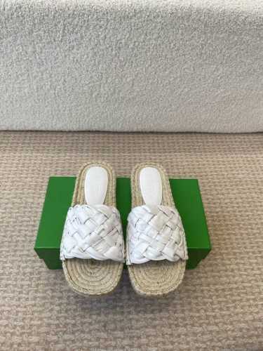 莞产Bottega Veneta Bv新款菱格宽条编织凉拖鞋 Ins&小红书巨多网红明星上身！上脚超性感！真的太美了！有理由刮起时尚大风，让人沦陷的舒适感 厚重