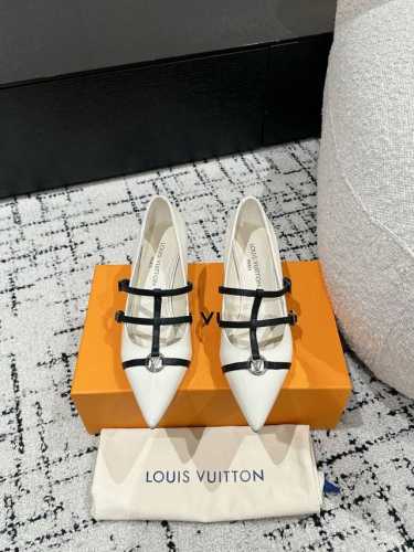 顶级版本Louis Vuitton 路易威登 25春夏尖头高跟鞋鹰嘴小尖头搭配镂空皮条小方扣可调节松紧，Lv五金 “logo”饰以点缀，细节质感特别的高级！犀利
