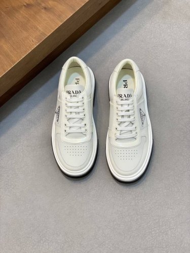 Prad* 普拉达 24春夏新品男士高端运动鞋，这款运动鞋时尚百搭，简洁现代，融合运动风格和精致细节。选用皮革材质打造，搭配橡胶鞋底，鞋舌压印字母徽标，简约时尚