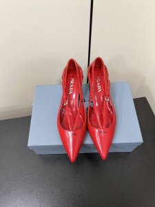 Prada 25ss 早春新款绝美尖头跟鞋 时尚界久违的极简之美经典时尚配色 毫不费力的优雅风来袭 时髦 精致 绝美 包头尖头 开边珠外穿时尚气质简约新款日常拖