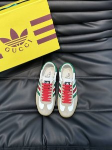 Gucc* X Adidas 23Fw New Arrival G 阿迪联名情侣款休闲板鞋，Adidas经典三线元素与三叶草标志融入Gucc*设计元素 大胆的配
