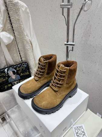 出厂 LOEWE 罗意威 24ss 秋冬新款 娃娃头 绑带马丁靴 简约大气时髦 耐看不过时 是时尚圈永不退潮的经典所在 复古的英伦风格 让你穿出不一样的气质.对 - 点击图像关闭