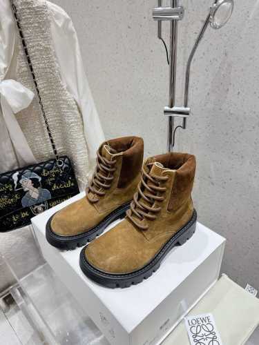 出厂 LOEWE 罗意威 24ss 秋冬新款 娃娃头 绑带马丁靴 简约大气时髦 耐看不过时 是时尚圈永不退潮的经典所在 复古的英伦风格 让你穿出不一样的气质.对