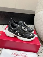 Roger Vivier 25 春夏 RV 水钻厚底运动鞋 老爹鞋休闲鞋以皮革拼镜面织物和网眼面料制成前面点缀迷你闪钻饰扣和珐琅花朵舒适又不失活泼，尽显松弛感面