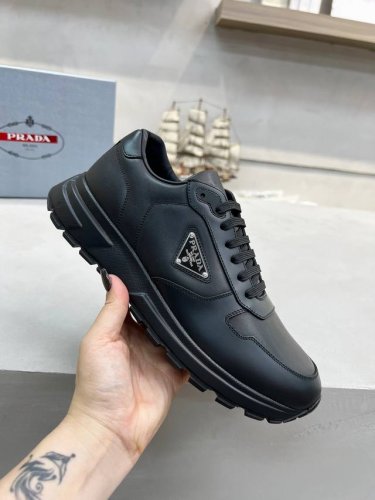出厂价Pp： 品牌：Prada 普拉达 等级： 原单品质 鞋面：丝绸牛皮 内里：牛皮里+牛皮踮脚 原版：Tpu+发泡组合底 颜色：实物图 码数：38-45 45
