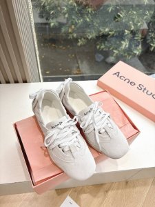 所见即所得出货快G130Acne Studios新款芭蕾舞运动鞋 Acne Studios将运动鞋与当下热门的芭蕾舞鞋元素结合首次推出芭蕾舞运动鞋 整双鞋也参考