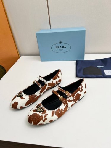 prada25年新款奶牛配色牛皮跳舞鞋 小皮鞋乐福鞋 复古时尚经典单品 巴黎时装周第一场分量十足的大秀场打造的新品 灵感由D主设计师巧妙结合在完美鞋型上.搭配品
