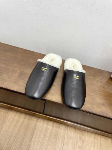 顶级版本Miu miu 2024秋冬新款走秀真皮毛拖鞋 各路博主着用全新一季做旧系列上脚尤为惊艳到你的一款闭眼入都是不会后悔 搭配还是可咸可甜 ZP开发鞋型、订