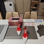 jlmmy Choo周仰杰 专柜款3D棱格磁铁盒包装 顶级版本，低端勿比。 25年最美凉鞋 ，方口中空钻链尖头凉鞋系列。 水晶烫钻款470 时尚国外博主“Kar